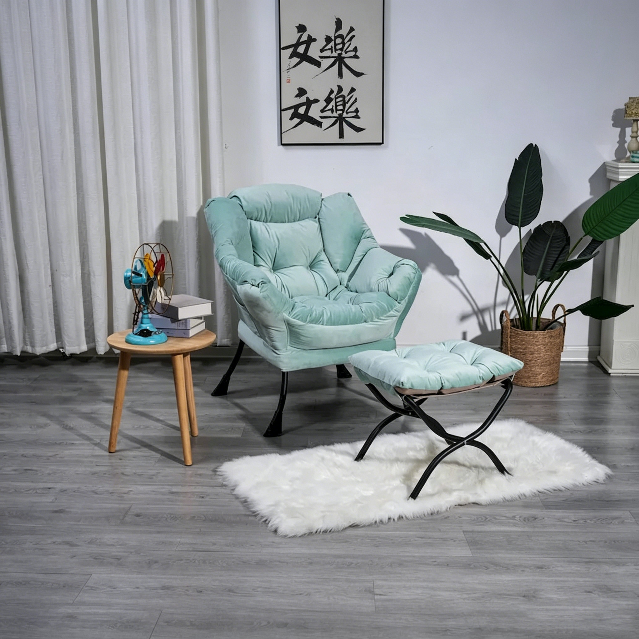 Fauteuil capitonné vert avec poche latérale