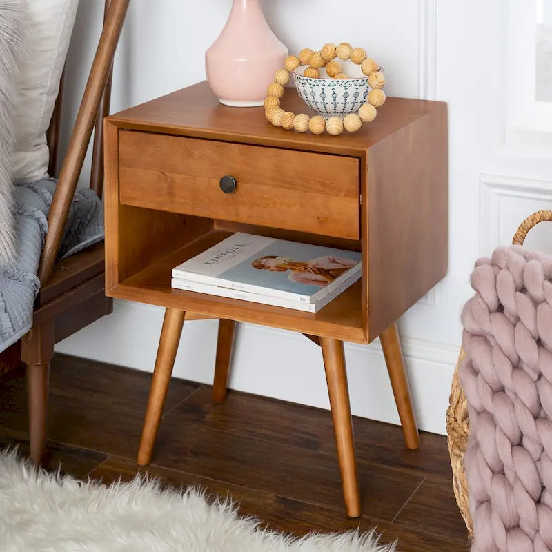 Table de chevet en bois massif de style médiéval