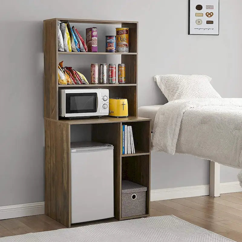 Mini-réfrigérateur avec étagère supérieure dans une chambre d'étudiant