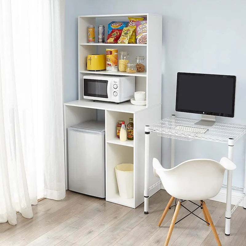 Mini-réfrigérateur avec étagère supérieure dans une chambre d'étudiant