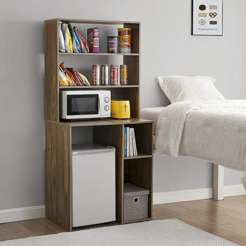 Mini-réfrigérateur avec étagère supérieure dans une chambre d'étudiant