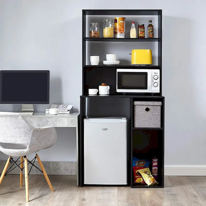 Mini-réfrigérateur avec étagère supérieure dans une chambre d'étudiant