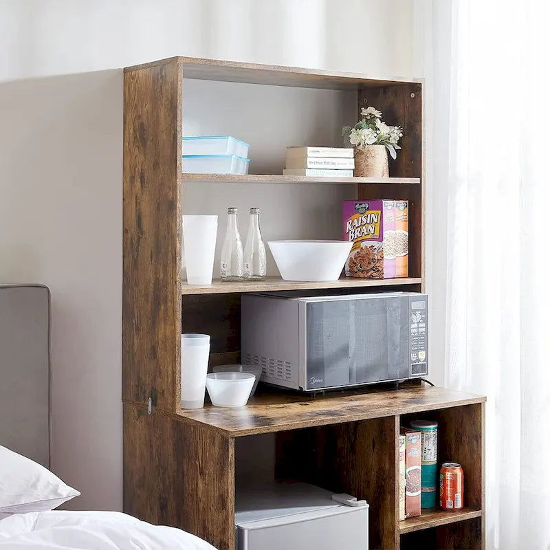 Mini-réfrigérateur avec étagère supérieure dans une chambre d'étudiant